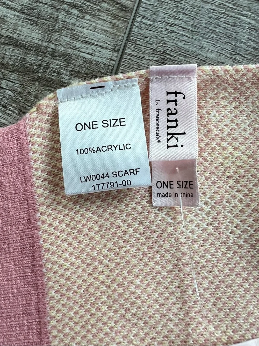 NWT Franseca’s Franki Daisy Scarf